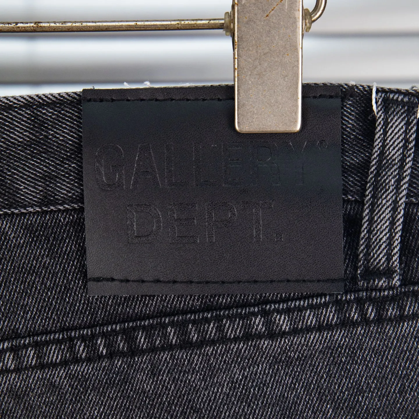 P240 Chrome Hearts Gallery co-branded limited-edition cross-flared flared jeans are a hot item this season and are sought after by countless celebrities and fashionistas. The neat details of the cutting process add color to the playful fashion! The neat and meticulous design, and the well-fitting structure is unique. The upper body not only has outstanding recognition, but also looks younger and younger. A style with the ultimate wearing meaning and performance, gorgeous color matching, and the craftsmanship of this style is also extremely extraordinary. After the finished product is washed, it is disassembled and hand-made with sheepskin cross leather and then spliced ​​together to complete. The whole piece has too many craftsmanship to describe. It is decorated with patchwork cross flowers and high-waisted washed jeans! ! Absolutely high-end luxury product, a god-level single product, a super popular product, made with top heavy industry, a must-see magic weapon that can't be missed. Style number: 1836 Size: 28 30 32 34 36 Color: black